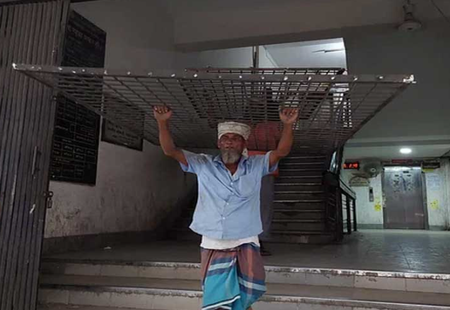 ঢাকার আদালতের এজলাস কক্ষ থেকে সরানো হচ্ছে লোহার খাঁচা